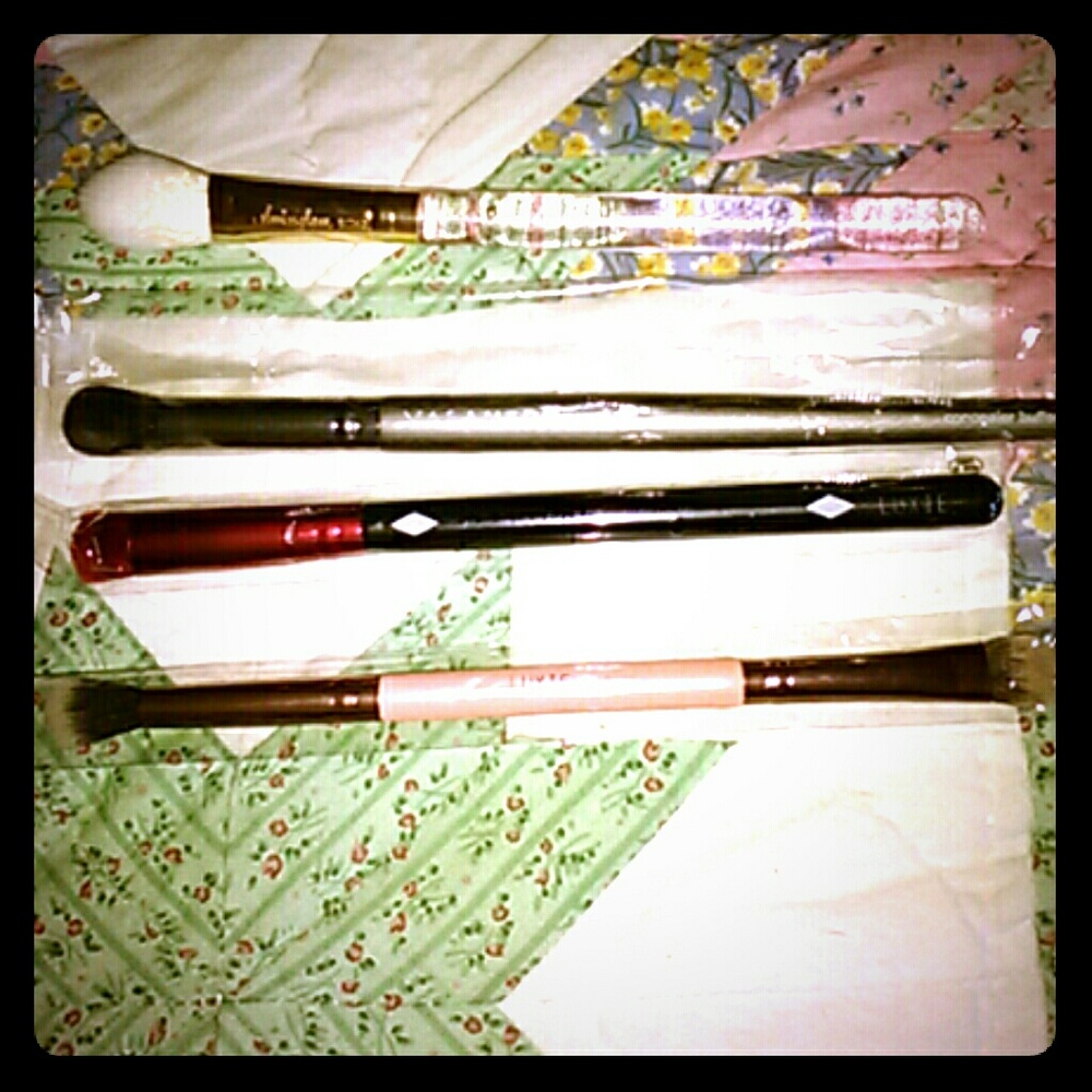 *SALE* NIB 4 Piece Beauty Brush Bundle